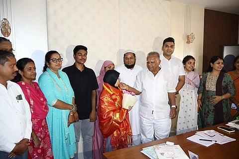ರಾಜ್ಯಕ್ಕೆ ದ್ವೀತಿಯ ಸ್ಥಾನ ಪಡೆದಿರುವ ತುಮಕೂರಿನ ಶ್ರೀದೇವಿ ಪ್ರೌಢಶಾಲೆಯ ವಿದ್ಯಾರ್ಥಿನಿ ಸಾದಿಯಾಬಾನು ಅವರನ್ನು ಶ್ರೀದೇವಿ ಶಿಕ್ಷಣ ಸಮೂಹ ಸಂಸ್ಥೆ ಅಧ್ಯಕ್ಷ ಡಾ.ಎಂ.ಆರ್​.ಹುಲಿನಾಯ್ಕರ್​ ಅಭಿನಂದಿಸಿದರು. ಡಾ.ರಮಣ್​ ಹುಲಿನಾಯ್ಕರ್​, ಡಾ.ಲಾವಣ್ಯ, ಮುಖ್ಯಶಿಕ್ಷಕ ವಿಜಯಕುಮಾರ್​ ಮತ್ತಿತರರು ಇದ್ದರು. 