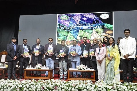 ತುಮಕೂರಿನ ಶ್ರೀ ಸಿದ್ಧಾರ್ಥ ವೈದ್ಯಕೀಯ ಮಹಾವಿದ್ಯಾಲಯದಲ್ಲಿ ಆಯೋಜಿರುವ ಎಸ್​ಎಸ್​ಎಂಸಿ ಕಾನ್​ - 2025 ರಾಷ್ಟ್ರೀಯ ಸಮ್ಮೇಳನದಲ್ಲಿ ಹೊರತಂದಿರುವ ವಿಶೇಷ ಸಂಚಿಕೆಯನ್ನು ಡಾ.ಜಿ.ಪರಮೇಶ್ವರ ಬಿಡುಗಡೆಗೊಳಿಸಿದರು. ಡಾ.ಶಿವಲಿಂಗಯ್ಯ, ಡಾ.ಕೆ.ಬಿ.ಲಿಂಗೇಗೌಡ,ಡಾ. ಅಶೋಕ್​ ಮೆಹ್ತ, ಡಾ. ಆನಂದ್​, ಡಾ. ಪ್ರಭಾಕರ್​,  ಡಾ.ವೆಂಕಟೇಶ್​, ಡಾ.ರಾಜೇಶ್ವರಿ ಇದ್ದರು. 