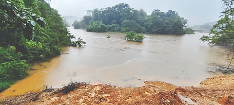  ಭಾರೀ ಮಳೆಗೆ ಕುಮಾರಧಾರ ನದಿ ಮೈದುಂಬಿ ಹರಿದು ತಿರುಗಣೆಗುಂಡಿ ಬಳಿ ಸುಬ್ರಹ್ಮಣ್ಯ-ಮಂಜೇಶ್ವರ ರಾಜ್ಯ ಹೆದ್ದಾರಿ ಬದಿಯ ಮಣ್ಣು ನೀರು ಪಾಲಾಗಿರುವುದು.  