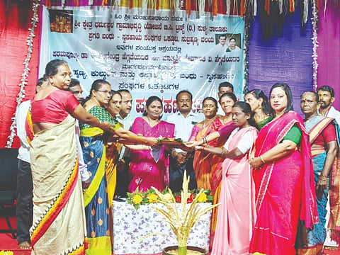 ನೂತನ ಪದಾಧಿಕಾರಿಗಳಿಗೆ ಯೋಜನಾಧಿಕಾರಿ ಮಾಧವ ಗೌಡ ಕೆ. ಅಧಿಕಾರ ಹಸ್ತಾಂತರಿಸಿದರು. ಪ್ರಮುಖರಾದ ಗಿರಿಧರ ಸ್ಕಂಧ, ವಿಮಲಾ ರಂಗಯ್ಯ, ಬಾಲಕೃಷ್ಣ ಗೌಡ ಕೆ. ಮತ್ತಿತರರು ಉಪಸ್ಥಿತರಿದ್ದರು.