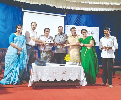  ಬೆಂಗಳೂರಿನ ಪ್ರಾಯೋಗಿಕ್ ಸಂಸ್ಥೆಯ ಸ್ಥಾಪಕ ಚೇತನ್ ಪ್ರಸಾದ್ ಅವರು ಶ್ರೀಕೃಷ್ಣ ಶರ್ಮ ಅವರಿಗೆ ಎಐ ಪ್ರೊಜೆಕ್ಟರ್ ಹಸ್ತಾತಂರಿಸಿದರು. ಪಲ್ಲವಿ ಚೇತನ್ ಪ್ರಸಾದ್, ಭರತ್, ಸಾವಿತ್ರಿ ಉಪಸ್ಥಿತರಿದ್ದರು.