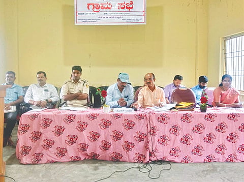  ಕೊಲ್ಲಮೊಗ್ರು ಗ್ರಾಮ ಪಂಚಾಯಿತಿಯಲ್ಲಿ ಗ್ರಾಮಸಭೆ ನಡೆಯಿತು. ನೋಡೆಲ್ ಅಧಿಕಾರಿ ಪೂವಯ್ಯ, ಪಿಡಿಒ ಚೆನ್ನಪ್ಪ, ಮೆಸ್ಕಾಂ ಇಂಜಿನಿಯರ್ ಚಿದಾನಂದ ಕೆ. ಮೊದಲಾದವರು ಉಪಸ್ಥಿತರಿದ್ದರು.