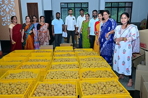  ಕುಕ್ಕೆ ದೇವಸ್ಥಾನದಲ್ಲಿ ಸ್ವಾತಂತ್ಯೋತ್ಸವಕ್ಕೆ ಲಡ್ಡು ತಯಾರಿಸಿರುವುದು.  