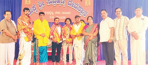  ನಾಗಪ್ರತಿಷ್ಠಾ ಮುಂಭಾಗವನ್ನು ಅಲಂಕಾರ ಮಾಡಿದ್ದ ದೇವಳದ ಸಿಬ್ಬಂದಿಯನ್ನು ಹರೀಶ್.ಎಸ್.ಇಂಜಾಡಿ ಸನ್ಮಾನಿಸಿದರು. ಪ್ರಮುಖರಾದ ಕೆ.ಯಶವಂತ ರೈ, ಶ್ರೀಕೃಷ್ಣ ಶರ್ಮ, ಅಜಿತ್ ಕುಮಾರ್ ಪಾಲೇರಿ, ಲೀಲಾ ಮನಮೋಹನ್ ಉಪಸ್ಥಿತರಿದ್ದರು.
