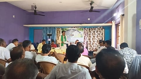 ಕಸ್ತೂರಿ ರಂಗನ್ ಬಾಧಿತ ತಾಲೂಕುಗಳ ಸಭೆಯಲ್ಲಿ ಕಿಶೋರ್ ಶಿರಾಡಿ ಮಾತನಾಡಿದರು. ಮಿಲನ್ ಬಾಳಿಕಳ, ದಾಮೋದರ್ ಗುಂಡ್ಯ, ಜಯಪ್ರಕಾಶ್ ಕೂಜುಗೋಡು, ರಮಾನಂದ ಎಣ್ಣೆಮಜಲು ಮತ್ತಿತರರು ಉಪಸ್ಥಿತರಿದ್ದರು.