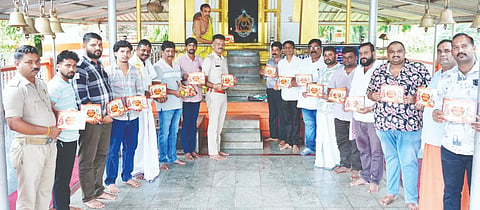  ಕೃಷ್ಣಾಷ್ಟಮಿ ಉತ್ಸವದ ಆಮಂತ್ರಣ ಪತ್ರಿಕೆಯನ್ನು ಸುಬ್ರಹ್ಮಣ್ಯ ಠಾಣಾಧಿಕಾರಿ ಆಂಜನೇಯ ರೆಡ್ಡಿ ಬಿಡುಗಡೆ ಮಾಡಿದರು. ಪ್ರಮುಖರಾದ ಉಮೇಶ್ ಕೆ.ಎನ್., ರತ್ನಾಕರ ಸುಬ್ರಹ್ಮಣ್ಯ, ಡಾ.ರವಿ ಕಕ್ಕೆಪದವು, ರಾಜೇಶ್ ಎನ್.ಎಸ್. ಮತ್ತಿತರರು ಉಪಸ್ಥಿತರಿದ್ದರು.