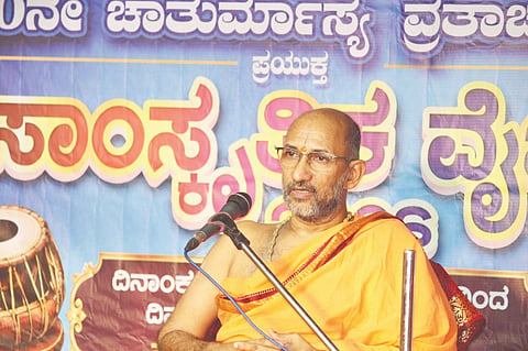  ಸಾಂಸ್ಕೃತಿಕ ವೈಭವ ಕಾರ್ಯಕ್ರಮದಲ್ಲಿ ಸುಬ್ರಹ್ಮಣ್ಯ ಮಠದ ಶ್ರೀ ವಿದ್ಯಾಪ್ರಸನ್ನ ತೀರ್ಥ ಸ್ವಾಮೀಜಿ ಪ್ರವಚನ ನೀಡಿದರು. ಮಠದ ದಿವಾನ ಸುದರ್ಶನ ಜೋಯಿಸ್, ಕಲಾವಿದ ಯಜ್ಞೇಶ್ ಆಚಾರ್, ನಿವೃತ್ತ ಮುಖ್ಯಗುರು ಶ್ರೀಕೃಷ್ಣ ಶರ್ಮ ಉಪಸ್ಥಿತರಿದ್ದರು.  
