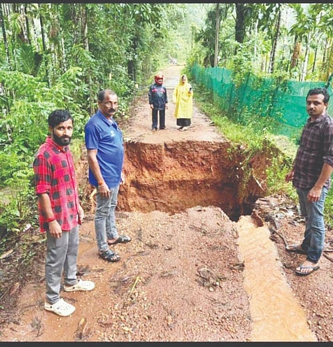 ಯೇನೆಕಲ್ಲಿನ ಬೂದಿಪಳ್ಳ ಮಧುವನ ದೇವರಹಳ್ಳಿ ರಸ್ತೆಯ ಮಧ್ಯೆ ಭೂಕುಸಿತ ಸಂಭವಿಸಿ ರಸ್ತೆ ಸಂಪೂರ್ಣ ಕುಸಿದಿರುವುದು.