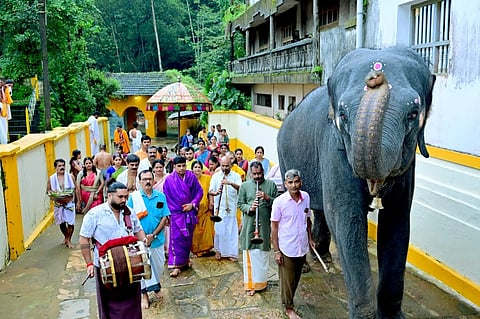  ಕುಕ್ಕೆ ಶ್ರೀ ಸುಬ್ರಹ್ಮಣ್ಯ ದೇವಸ್ಥಾನದಲ್ಲಿ ವರಮಹಾಲಕ್ಷ್ಮೀ ಪೂಜೆ ಅಂಗವಾಗಿ ಯಮುನಾ ಮೆರವಣಿಗೆ ನೆರವೇರಿತು. ಪ್ರಮುಖರಾದ ಹರೀಶ್ ಎಸ್.ಇಂಜಾಡಿ, ಅರವಿಂದ ಅಯ್ಯಪ್ಪ ಸುತಗುಂಡಿ, ಯೇಸುರಾಜ್ ಮತ್ತಿತರರು ಉಪಸ್ಥಿತರಿದ್ದರು.