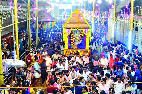 ಕುಕ್ಕೆ ಶ್ರೀ ಸುಬ್ರಹ್ಮಣ್ಯ ದೇವಳದ ಹೊರಾಂಗಣದಲ್ಲಿ ದೇವರ ಬಂಡಿ ರಥೋತ್ಸವ ನಡೆಯಿತು. 