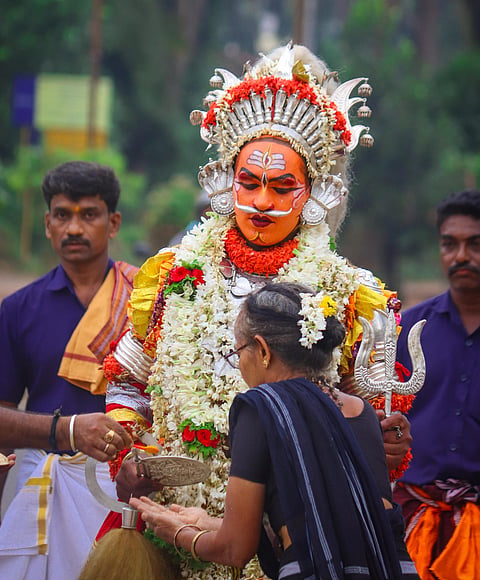 ಪುರುಷರಾಯ ದೈವವು ಕುಮಾರಧಾರಾದಲ್ಲಿ ಪವಿತ್ರ ಮೀನುಗಳಿಗೆ ಆಹಾರ ನೀಡಿತು.