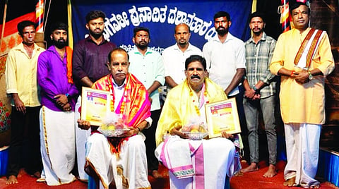 ಪಂಜ ಶ್ರೀ ಪರಿವಾರ ಪಂಚಲಿಂಗೇಶ್ವರ ದೇವಸ್ಥಾನ ವ್ಯವಸ್ಥಾಪನಾ ಸಮಿತಿ ಅಧ್ಯಕ್ಷ ಡಾ.ದೇವಿಪ್ರಸಾದ್ ಕಾನತ್ತೂರ್, ಹಿರಿಯ ಯಕ್ಷಗಾನ ಕಲಾವಿದ ಎಂ.ಆರ್.ಹರಿಯಪ್ಪ ಅವರನ್ನು ಸನ್ಮಾನಿಸಲಾಯಿತು. ಪ್ರಮುಖರಾದ ಅಶೋಕ್ ಶೆಟ್ಟಿ ಸರಪಾಡಿ, ಪವನ್ ಪಲ್ಲತ್ತಡ್ಕ, ಹಿತೇಶ್ ಪಂಜದಬೈಲು ಮೊದಲಾದವರಿದ್ದರು.