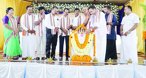 ವಳಲಂಬೆ ಶ್ರೀ ಶಂಖಪಾಲ ಸುಬ್ರಹ್ಮಣ್ಯ ದೇವಸ್ಥಾನದಲ್ಲಿ ನಡೆದ ಸಾಮೂಹಿಕ ಶ್ರೀ ಧನ್ವಂತರಿ ಪೂಜೆ ಮತ್ತು ಧಾರ್ಮಿಕ ಸಭಾ ಕಾರ್ಯಕ್ರಮವನ್ನು ರಾಜೇಶ್ ಮೇನಾಲ ಉದ್ಘಾಟಿಸಿದರು.  