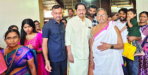 ಚಲನಚಿತ್ರ ನಟ ಸುಮನ್ ಅವರು ಕುಕ್ಕೆ ದೇವಳಕ್ಕೆ ಭೇಟಿ ನೀಡಿದರು. ದೇವಳ ವ್ಯವಸ್ಥಾಪನಾ ಸಮಿತಿ ಅಧ್ಯಕ್ಷ ಹರೀಶ್ ಎಸ್.ಇಂಜಾಡಿ, ಪ್ರಮುಖರಾದ ಜಯರಾಮ್ ರಾವ್, ಮಾಧವ ಪದೇಲ ಉಪಸ್ಥಿತರಿದ್ದರು. 