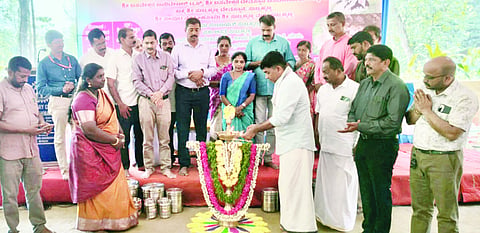 ಮಿಶ್ರತಳಿ ಹೆಣ್ಣು ಕರುಗಳ ಪ್ರದರ್ಶನದ ಸಭಾ ಕಾರ್ಯಕ್ರಮವನ್ನು ಹರೀಶ್ ಎಸ್.ಇಂಜಾಡಿ ಉದ್ಘಾಟಿಸಿದರು. ಪ್ರಮುಖರಾದ ಭರತ್ ನೆಕ್ರಾಜೆ, ಸುಜಾತಾ ಕಲ್ಲಾಜೆ, ಗಿರಿಧರ್ ಸ್ಕಂದ ಮೊದಲಾದವರಿದ್ದರು.