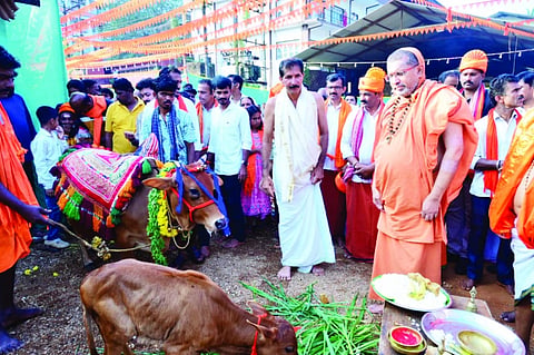 ಎಡನೀರು ಮಠದ ಶ್ರೀ ಸಚ್ಚಿದಾನಂದ ಸ್ವಾಮೀಜಿ, ಸುಬ್ರಹ್ಮಣ್ಯ ಮಠದ ದಿವಾನ ಸುದರ್ಶನ ಜೋಯಿಸರು ಗೋಗ್ರಾಸ ನೀಡಿದರು. ಪ್ರಮುಖರಾದ ರವೀಂದ್ರ, ಅಶೋಕ್ ಕುಮಾರ್ ಮೂಲೆಮಜಲು, ನಾರಾಯಣ ಭಟ್ ಮತ್ತಿತರರು ಉಪಸ್ಥಿತರಿದ್ದರು.