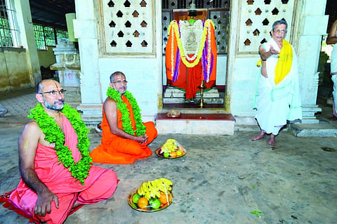 ಅಗ್ರಹಾರದ ಅನಿರುದ್ಧ ತೀರ್ಥರ ಬೃಂದಾವನದಲ್ಲಿ ಪೇಜಾವರ ಮಠದ ಶ್ರೀ ವಿಶ್ವಪ್ರಸನ್ನತೀರ್ಥ ಸ್ವಾಮೀಜಿ ಮತ್ತು ಸುಬ್ರಹ್ಮಣ್ಯ ಮಠದ ಶ್ರೀ ವಿದ್ಯಾಪ್ರಸನ್ನತೀರ್ಥ ಸ್ವಾಮೀಜಿ ಪೂಜೆ ಸಮರ್ಪಿಸಿದರು.