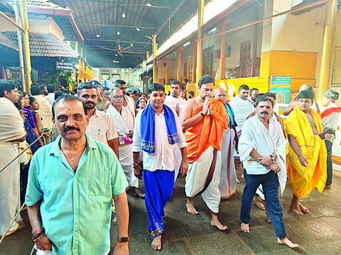 ಮೈಸೂರು ಸಂಸ್ಥಾನದ ಮಹಾರಾಜ ಯದುವೀರ ಕೃಷ್ಣದತ್ತ ಚಾಮರಾಜ ಒಡೆಯರ್ ಮಂಗಳವಾರ ಕುಕ್ಕೆ ಶ್ರೀ ಸುಬ್ರಹ್ಮಣ್ಯ ದೇವಸ್ಥಾನಕ್ಕೆ ಭೇಟಿ ನೀಡಿದರು. ಪ್ರಮುಖರಾದ ಹರೀಶ್ ಎಸ್.ಇಂಜಾಡಿ, ಎಸ್.ಜೆ.ವೈ.ರಾಜ್, ಕೆ.ಎಂ.ಗೋಪಿನಾಥ್ ಮತ್ತಿತರರಿದ್ದರು.