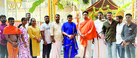 ಮೈಸೂರು ಸಂಸ್ಥಾನದ ಮಹಾರಾಜ ಯದುವೀರ ಕೃಷ್ಣದತ್ತ ಚಾಮರಾಜ ಒಡೆಯರ್ ಮಂಗಳವಾರ ಕೊರಗಜ್ಜ ದೈವಸ್ಥಾನಕ್ಕೆ ಭೇಟಿ ನೀಡಿದರು.