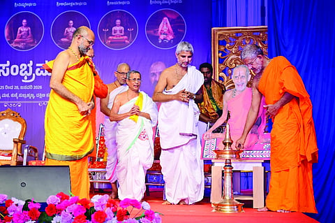 ಪೇಜಾವರ ಮಠದ ಶ್ರೀ ವಿಶ್ವಪ್ರಸನ್ನ ಸ್ವಾಮೀಜಿ ಸಮ್ಮೇಳನ ಉದ್ಘಾಟಿಸಿದರು. ಸುಬ್ರಹ್ಮಣ್ಯ ಮಠದ ಶ್ರೀ ವಿದ್ಯಾಪ್ರಸನ್ನ ತೀರ್ಥ ಸ್ವಾಮೀಜಿ, ಪ್ರಮುಖರಾದ ಡಾ.ನಾಗರಾಜ ಪಾತೂರಿ, ಎಚ್.ಸತ್ಯನಾರಾಯಣ ಆಚಾರ್ಯ ಮತ್ತಿತರರು ಉಪಸ್ಥಿತರಿದ್ದರು.