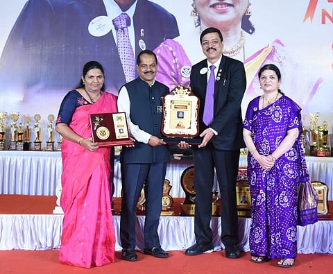  ಮಂಗಳೂರಿನಲ್ಲಿ ನಡೆದ ಸಮಾರಂಭದಲ್ಲಿ ಲಯನ್ಸ್ ಜಿಲ್ಲಾ ರಾಜ್ಯಪಾಲ ಕುಡುಪಿ ಅರವಿಂದ ಶೆಣೈ ಪ್ರಾಂತೀಯ ಅಧ್ಯಕ್ಷ ಪ್ರೊ.ಕೆ.ರಂಗಯ್ಯ ಶೆಟ್ಟಿಗಾರ್ ಅವರಿಗೆ ಪ್ರಶಸ್ತಿ ಪ್ರದಾನ ಮಾಡಿದರು. ವಿಮಲಾ ರಂಗಯ್ಯ, ಸ್ವಾತಿ ದಿನೇಶ್, ಭಾರತಿ ದಿನೇಶ್ ಮತ್ತಿತರರು ಉಪಸ್ಥಿತರಿದ್ದರು.  
