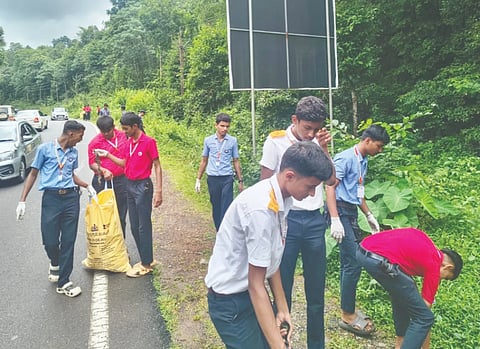 ಕುಕ್ಕೆಯಲ್ಲಿ ನಮ್ಮ ನಡಿಗೆ ತ್ಯಾಜ್ಯಮುಕ್ತ ಕಡೆಗೆ ಬೃಹತ್ ಸ್ವಚ್ಛತಾ ಅಭಿಯಾನ ಶನಿವಾರ ನಡೆಯಿತು. ಗ್ರಾಪಂ ಅಭಿವೃದ್ಧಿ ಅಧಿಕಾರಿ ಮಹೇಶ್, ಕಾರ್ಯದರ್ಶಿ ಮೋನಪ್ಪ ಡಿ., ಪ್ರಮುಖರಾದ ಗಿರಿಧರ ಸ್ಕಂಧ, ಪ್ರಶಾಂತ್ ಮೊದಲಾದವರಿದ್ದರು.  