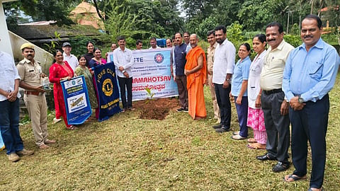  ಕುಕ್ಕೆ ಸುಬ್ರಹ್ಮಣ್ಯದ ಸದಾನಂದ ಆಸ್ಪತ್ರೆ ಆವರಣದಲ್ಲಿ ಪರಿಸರ ಅಭಿಯಾನವನ್ನು ವಿದ್ಯಾಪ್ರಸನ್ನ ತೀರ್ಥ ಶ್ರೀಗಳು ಉದ್ಘಾಟಿಸಿದರು. ಅಶೋಕ್ ನೆಕ್ರಾಜೆ, ಡಾ.ರಾವೇಂದ್ರ ಎ.ಬಿ., ಪ್ರೊ.ರಂಗಯ್ಯ ಶೆಟ್ಟಿಗಾರ್ ಮತ್ತಿತರರು ಉಪಸ್ಥಿತರಿದ್ದರು.  