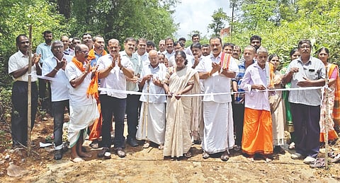  ಶಾಸಕಿ ಭಾಗೀರಥಿ ಮುರುಳ್ಯ ರಸ್ತೆ ಉದ್ಘಾಟಿಸಿದರು. ಪ್ರಮುಖರಾದ ವೆಂಕಟ್ ವಳಲಂಬೆ, ವೆಂಕಟ್ ದಂಬೆಕೋಡಿ, ಮುಳಿಯ ಕೇಶವ ಭಟ್ ಮೊದಲಾದವರು ಉಪಸ್ಥಿತರಿದ್ದರು.