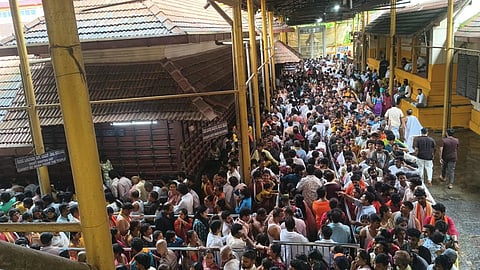ಕುಕ್ಕೆ ಶ್ರೀ ಸುಬ್ರಹ್ಮಣ್ಯ ದೇವಳದಲ್ಲಿ ಭಾನುವಾರ ಭಕ್ತರ ದಟ್ಟಣೆ ಕಂಡು ಬಂತು.