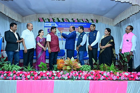  ನೂತನ ಅಧ್ಯಕ್ಷ ರೋಹಿತ್ ಬಿ.ಬಿ. ಅವರಿಗೆ ರೋಟರಿ ಜಿಲ್ಲಾ ಸಹಾಯಕ ಗವರ್ನರ್ ಯಶಸ್ವಿ ಸೋಮಶೇಖರ್ ಪದಪ್ರದಾನ ಮಾಡಿದರು. ಪ್ರಮುಖರಾದ ಜಯಪ್ರಕಾಶ್ ಆರ್, ಸವಣೂರು ಸೀತಾರಾಮ ರೈ, ಬಾಲಕೃಷ್ಣ ಪೈ ಮತ್ತಿತರರು ಉಪಸ್ಥಿತರಿದ್ದರು.