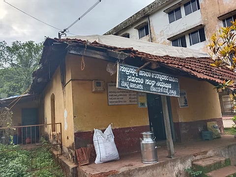  ಕುಕ್ಕೆಯ ಹಾಲು ಸೊಸೈಟಿ ಕಟ್ಟಡ ಶಿಥಿಲಾವಸ್ಥೆಯಲ್ಲಿರುವುದು.  