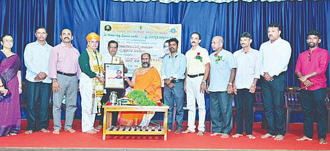  ಸುಬ್ರಹ್ಮಣ್ಯ ಮಠದ ಶ್ರೀ ವಿದ್ಯಾಪ್ರಸನ್ನ ತೀರ್ಥ ಸ್ವಾಮೀಜಿ ಮುಖ್ಯಶಿಕ್ಷಕ ಸತೀಶ್ ಭಟ್ ಬಿಳಿನೆಲೆ ಅವರನ್ನು ಸನ್ಮಾನಿಸಿದರು. ಪ್ರಮುಖರಾದ ಗಣೇಶ್ ನಡುವಾಲು, ಪ್ರಮೋದ್ ಕುಮಾರ್, ಕೇಶವ ಅಮೈ ಎಸ್‌ಆರ್‌ಕೆ, ಶ್ರೀಕೃಷ್ಣ ಶರ್ಮ ಮತ್ತಿತರರು ಉಪಸ್ಥಿತರಿದ್ದರು.