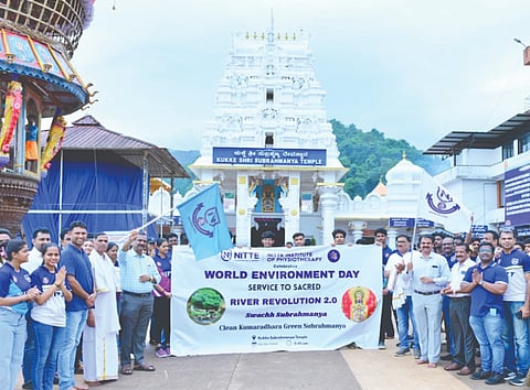  ಪರಿಸರ ಸ್ವಚ್ಛತಾ ಕಾರ್ಯಕ್ರಮವನ್ನು ಕಾರ್ಯನಿರ್ವಹಣಾಧಿಕಾರಿ ಅರವಿಂದ ಅಯ್ಯಪ್ಪ ಸುತಗುಂಡಿ ಉದ್ಘಾಟಿಸಿದರು. ಪ್ರಮುಖರಾದ ನ.ಸೀತಾರಾಮ, ಡಾ.ಸಂದೀಪ್ ರೈ, ಡಾ.ದಿನೇಶ್ ಕುಮಾರ್ ಕೆ.ಯು. ಮತ್ತಿತರರು ಉಪಸ್ಥಿತರಿದ್ದರು.  