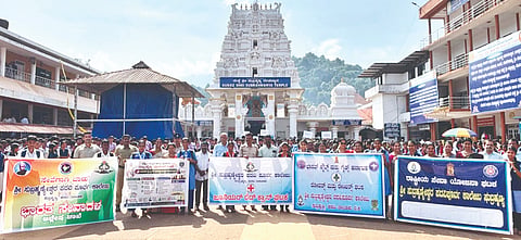 ಸುಬ್ರಹ್ಮಣ್ಯದಲ್ಲಿ ಡ್ರಗ್ಸ್ ವಿರುದ್ಧ ಜನಜಾಗೃತಿ ಜಾಥಾವನ್ನು ಠಾಣಾಧಿಕಾರಿ ಆಂಜನೇಯ ರೆಡ್ಡಿ ಉದ್ಘಾಟಿಸಿದರು. ಸೋಮಶೇಖರ ನಾಯಕ್, ಮೋನಪ್ಪ.ಡಿ, ನಂದಾ ಹರೀಶ್, ಹೇಮಚಂದ್ರ ಮತ್ತಿತರರು ಉಪಸ್ಥಿತರಿದ್ದರು.