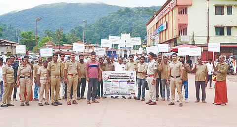 ಸುಬ್ರಹ್ಮಣ್ಯದಲ್ಲಿ ಠಾಣಾಧಿಕಾರಿ ಆಂಜನೇಯ ರೆಡ್ಡಿ ನೇತೃತ್ವದಲ್ಲಿ ಮಾದಕ ದ್ರವ್ಯಗಳ ವ್ಯಸನದ ವಿರುದ್ಧ ಜಾಗೃತಿ ಜಾಥಾ ನಡೆಯಿತು. ಎಎಸ್‌ಐ ಎಂ.ನಾರಾಯಣ ಪಾಟಾಳಿ, ಪೊಲೀಸ್ ಸಿಬ್ಬಂದಿ ಮೊದಲಾದವರಿದ್ದರು.
