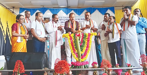  ಹರಿಹರ ಪಲ್ಲತ್ತಡ್ಕದಲ್ಲಿ ಒಕ್ಕೂಟಗಳ ಪದಗ್ರಹಣ ಸಮಾರಂಭವನ್ನು ತಾಲೂಕು ಜನಜಾಗೃತಿ ವೇದಿಕೆ ಅಧ್ಯಕ್ಷ ಎಂ.ವೆಂಕಪ್ಪ ಗೌಡ ಉದ್ಘಾಟಿಸಿದರು. ಪ್ರಮುಖರಾದ ವೆಂಕಟ್ ವಳಲಂಬೆ, ಮಾಧವ ಗೌಡ, ತೀರ್ಥರಾಮ ಮೊದಲಾದರು ಉಪಸ್ಥಿತರಿದ್ದರು.  
