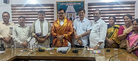 ಕುಕ್ಕೆ ಸುಬ್ರಹ್ಮಣ್ಯ ದೇವಳದಲ್ಲಿ ರಾಜ್ಯ ಧಾರ್ಮಿಕ ದತ್ತಿ ಆಯುಕ್ತ ಶರತ್ ಬಿ. ಅವರನ್ನು ಸನ್ಮಾನಿಸಿ ಗೌರವಿಸಲಾಯಿತು. ಪ್ರಮುಖರಾದ ಹರೀಶ್ ಎಸ್.ಇಂಜಾಡಿ, ಅರವಿಂದ ಅಯ್ಯಪ್ಪ ಸುತಗುಂಡಿ, ಅಶೋಕ್ ನೆಕ್ರಾಜೆ, ಯೇಸುರಾಜು ಉಪಸ್ಥಿತರಿದ್ದರು.