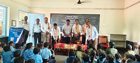  ಕುಂತೂರು ಶಾಲೆಯಲ್ಲಿ ನಡೆದ ಕಾರ್ಯಕ್ರಮದಲ್ಲಿ ರೋಟರಿ ಅಧ್ಯಕ್ಷ ಜಯಪ್ರಕಾಶ್ ಅವರು ನೀಡಿದ ಕೊಡುಗೆಯನ್ನು ಮುಖ್ಯಶಿಕ್ಷಕ ರಾಮಕೃಷ್ಣ ಮಲ್ಲಾರ ಅವರಿಗೆ ಹಸ್ತಾಂತರಿಸಲಾಯಿತು. ಖಾಸಿಂ, ಚಂದ್ರಶೇಖರ ರೈ ಮತ್ತಿತರರು ಉಪಸ್ಥಿತರಿದ್ದರು.  