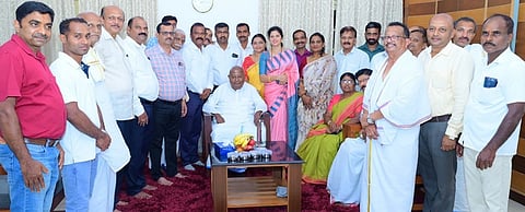  ಗೌಡ ಸೇವಾ ಸಂಘದಿಂದ ಮಾಜಿ ಪ್ರಧಾನಿ ಎಚ್.ಡಿ.ದೇವೇಗೌಡ ಅವರನ್ನು ಭೇಟಿಯಾಗಿ ಗೌರವಿಸಲಾಯಿತು. ಸುರೇಶ್ ಗೌಡ ಬೈಲು, ಜನಾದರ್ನ ಗೌಡ, ಡಾ.ಶಿವಕುಮಾರ್ ಮತ್ತಿತರರು ಉಪಸ್ಥಿತರಿದ್ದರು.