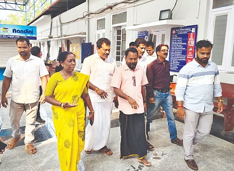  ಸುಬ್ರಹ್ಮಣ್ಯ ರೋಡ್ ರೈಲು ನಿಲ್ದಾಣಕ್ಕೆ ಶಾಸಕಿ ಭಾಗೀರಥಿ ಮುರುಳ್ಯ ಭೇಟಿ ನೀಡಿದರು. ಪ್ರಮುಖರಾದ ಪ್ರಭಾಕರ ಖಜೂರೆ, ಕೃಷ್ಣ ಶೆಟ್ಟಿ ಕಡಬ, ಪ್ರಸಾದ್ ನೆಟ್ಟಣ ಮತ್ತಿತರರು ಉಪಸ್ಥಿತರಿದ್ದರು.  
