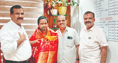 ರಾಘವೇಂದ್ರ ಅವರನ್ನು ಶ್ರೀ ದೇವಳದ ಕಾರ್ಯನಿರ್ವಹಣಾಧಿಕಾರಿ ಅರವಿಂದ ಅಯ್ಯಪ್ಪ ಸುತಗುಂಡಿ ಶಾಲು ಹೊದಿಸಿ ಗೌರವಿಸಿದರು. ಕೆ.ಎಂ.ಗೋಪಿನಾಥ್, ಪ್ರಮೋದ್ ಕುಮಾರ್ ಎಸ್. ಮತ್ತಿತರರು ಉಪಸ್ಥಿತರಿದ್ದರು.