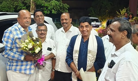 ರಾಜ್ಯಾಧ್ಯಕ್ಷ ರೇವಣ್ಣ ಅವರನ್ನು ಕುಕ್ಕೆ ದೇವಳದ ವತಿಯಿಂದ ಸ್ವಾಗತಿಸಲಾಯಿತು. ಪ್ರಮುಖರಾದ ಭರತ್​ ಮುಂಡೋಡಿ, ಸುಧೀರ್​ ಕುಮಾರ್​ ಶೆಟ್ಟಿ, ಹರೀಶ್​ ಎಸ್​.ಇಂಜಾಡಿ ಮೊದಲಾದವರು ಉಪಸ್ಥಿತರಿದ್ದರು.