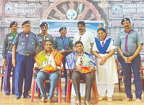  ಕುಮಾರಸ್ವಾಮಿ ವಿದ್ಯಾಲಯದ ಅಧ್ಯಕ್ಷ ಗಣೇಶ್ ಪ್ರಸಾದ್ ಎನ್. ಮತ್ತು ಸಂಚಾಲಕ ಚಂದ್ರಶೇಖರ್ ನಾಯರ್ ಅವರನ್ನು ಗೌರವಿಸಲಾಯಿತು. ಪ್ರಮುಖರಾದ ಡಾ.ಪಿ.ಜಿ.ಆರ್.ಸಿಂಧ್ಯಾ, ಡಾ.ದೇವಿಪ್ರಸಾದ್ ಕಾನತ್ತೂರು, ವಿಮಲಾ ರಂಗಯ್ಯ, ಮಾಧವ ಬಿ.ಕೆ., ಎಂ.ಪ್ರಭಾಕರ ಭಟ್ ಮತ್ತಿತರರು ಉಪಸ್ಥಿತರಿದ್ದರು.  