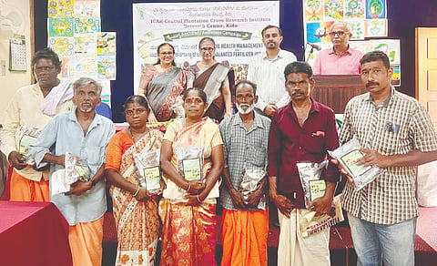  ಕಿದುವಿನಲ್ಲಿ ಆಯೋಜಿಸಿದ್ದ ವಿಶೇಷ ತರಬೇತಿ ಕಾರ್ಯಕ್ರಮದಲ್ಲಿ ರೈತರಿಗೆ ಕಿಟ್ ವಿತರಿಸಲಾಯಿತು. ಡಾ.ನಿರಾಲ್ ವಿ., ಡಾ.ಅನಿತಾ ಕುಮಾರಿ, ಡಾ.ದಿವಾಕರ್ ವೈ ಮತ್ತಿತರರು ಉಪಸ್ಥಿತರಿದ್ದರು.