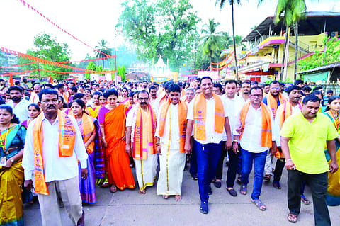 ಬೆಳ್ಳಿರಥವು ಅದ್ದೂರಿ ಮೆರವಣಿಗೆ ಮೂಲಕ ಕುಕ್ಕೆ ಪುರ ಪ್ರವೇಶಿಸಿತು.