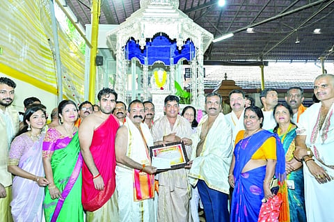 ಕುಕ್ಕೆ ಸುಬ್ರಹ್ಮಣ್ಯ ದೇವಳದ ವ್ಯವಸ್ಥಾಪನಾ ಸಮಿತಿ ಅಧ್ಯಕ್ಷ ಹರೀಶ್ ಎಸ್.ಇಂಜಾಡಿ, ಕಾರ್ಯನಿರ್ವಹಣಾಧಿಕಾರಿ ಅರವಿಂದ ಅಯ್ಯಪ್ಪ ಸುತಗುಂಡಿ ಅವರು ಸೇವಾರ್ಥಿಯಾದ ಡಾ.ರೇಣುಕಾ ಪ್ರಸಾದ್ ಮತ್ತು ಮನೆಯವರಿಗೆ ರಶೀದಿ, ಪ್ರಶಂಸತಾ ಪತ್ರ ನೀಡಿ ಗೌರವಿಸಿದರು.