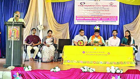 ವಿಚಾರ ಸಂಕಿರಣದಲ್ಲಿ ಸಂಪನ್ಮೂಲ ವ್ಯಕ್ತಿ ಗಣರಾಜ ಕುಂಬ್ಳೆ ಮಾತನಾಡಿದರು.