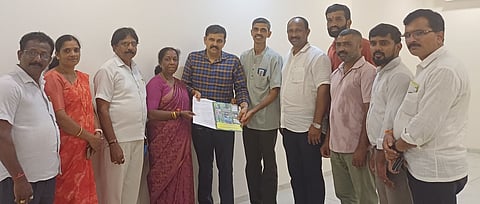 ರಬ್ಬರ್ ಬೆಳೆಗಾರರ ಹಿತರಕ್ಷಣಾ ವೇದಿಕೆಯಿಂದ ಹಕ್ಕೊತ್ತಾಯ ಮನವಿಯನ್ನು ಶಾಸಕಿ ಭಾಗೀರಥಿ ಮುರುಳ್ಯ ಅವರಿಗೆ ಸಲ್ಲಿಸಲಾಯಿತು.