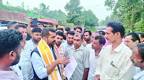 ಮಡಿಕೇರಿ ಶಾಸಕ ಡಾ.ಮಂತರ್ ಗೌಡ ಕಡಮಕಲ್‌ಗೆ ಭೇಟಿ ನೀಡಿದರು. ಪ್ರಮುಖರಾದ ರಾಧಾಕೃಷ್ಣ ಬೊಳ್ಳೂರು, ಹರೀಶ್ ಇಂಜಾಡಿ, ಚೇತನ್ ಕಜೆಗದ್ದೆ ಮತ್ತಿತರರಿದ್ದರು.