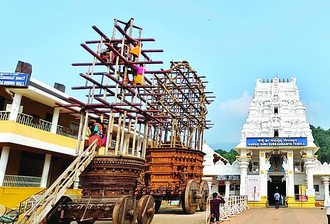 ರಥನಿರ್ಮಾಣ ಕಾರ್ಯದಲ್ಲಿ ತೊಡಗಿಸಿಕೊಂಡಿರುವ ಮೂಲನಿವಾಸಿಗಳು.